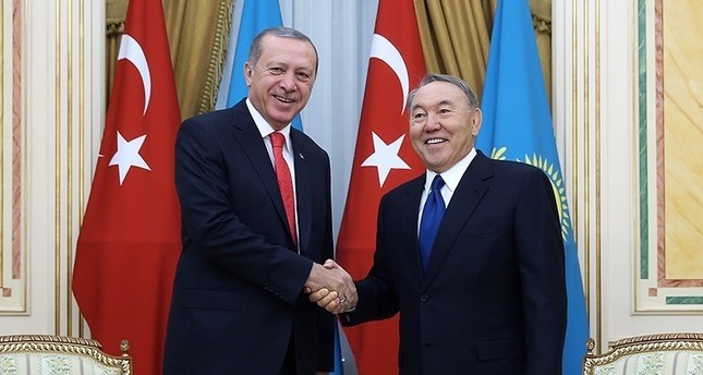 الرئيس التركي رجب طيب أردوغان مع نظيره الكازاخي نور سلطان نزارباييف في سبتمبر 2017 في أستانا ، كازاخستان.