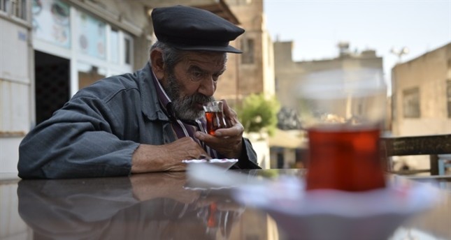 مسن تركي يزاول مهنة العتالة منذ 60 عاما