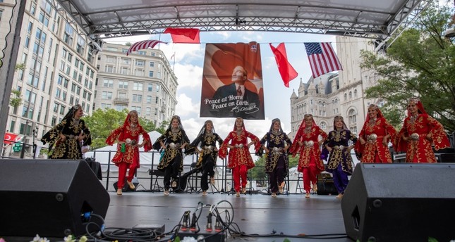 إقبال لافت على المهرجان التركي التقليدي في واشنطن