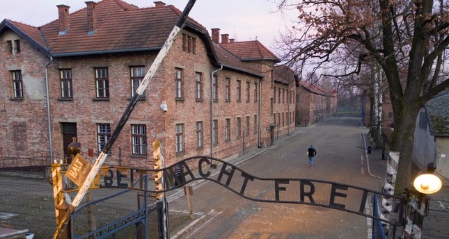 بوابة معسكر أوشفيتز النازي في بولندا رويترز