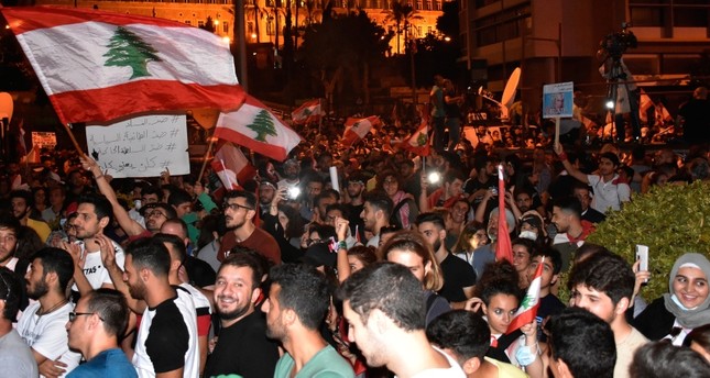 من الاحتجاجات في بيروت الأناضول