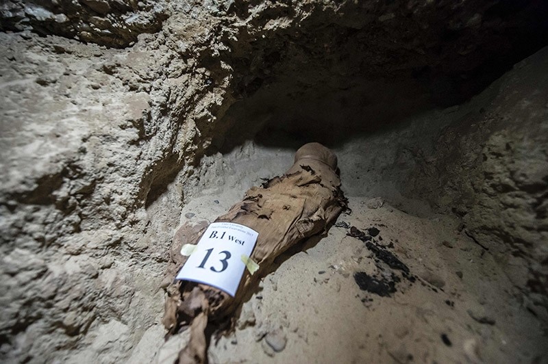 A picture taken on May 13, 2017, shows a mummy lying in catacombs following its discovery in the Touna el-Gabal district of the Minya province (AFP Photo)