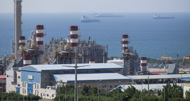 منظر عام لميناء عسلوية النفطي في إيران رويترز