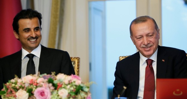 Presiden Recep Tayyip ErdoÄŸan (kanan) bertemu dengan Sheikh Syeikh bin Hamad Al Thani (kiri) Qatar selama pertemuan keempat Komite Strategis Tinggi Turki-Qatar di Istanbul, Senin.