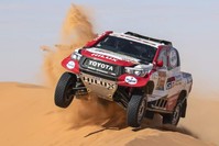 epaselect epa08117136 Spanish driver Fernando Alonso (Toyota Gazoo Racing) in action during stage six of the Rally Dakar 2020 from Ha'il to Riyadh in Saudi Arabia, 10 January 2020. The Rally Dakar takes place in Saudi Arabia from 05 to 17 January 2020. EPA/ANDRE PAIN