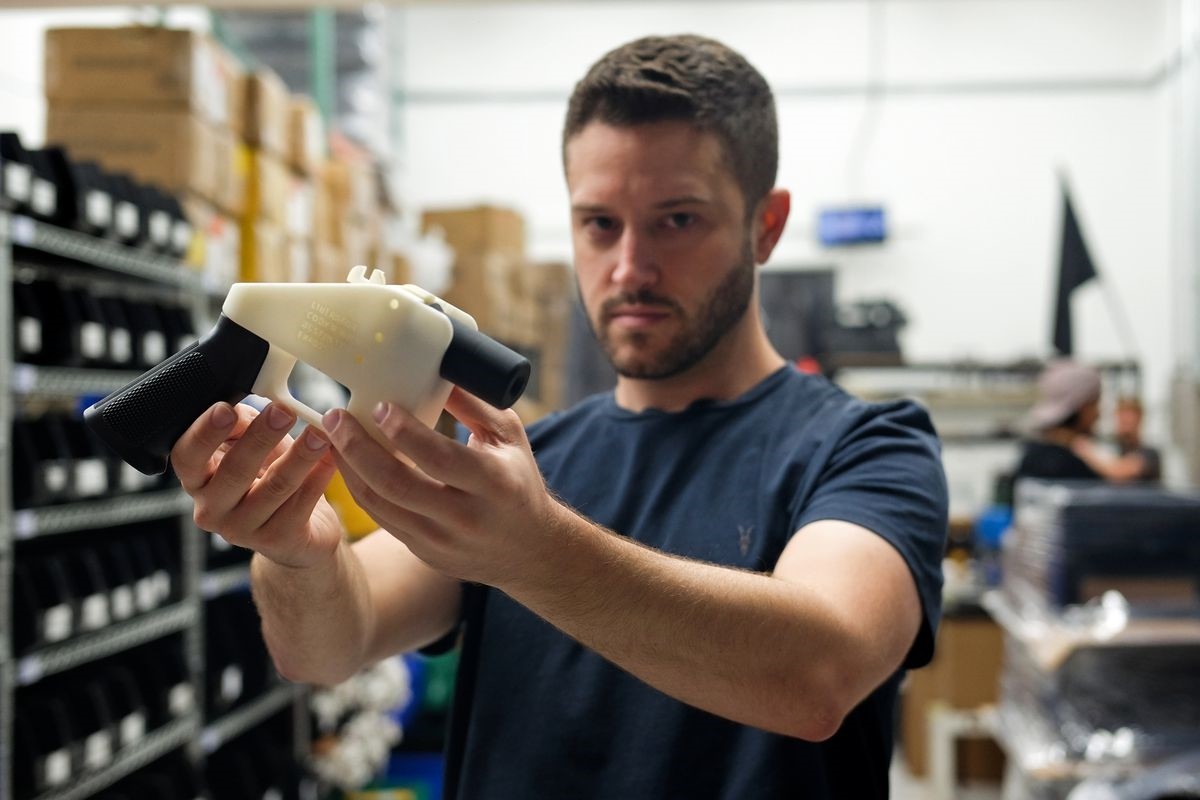 Cody Wilson, a libertarian activist and owner of Defense Distributed, holds up his 3D-printed gun. (AFP Photo)