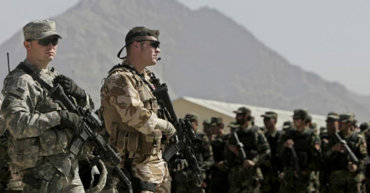 A US soldier(L) and a British soldier with the NATO-led International Security Assistance Force ISAF stand guard during the graduation ceremony in Kabul. (Reuters Photo)