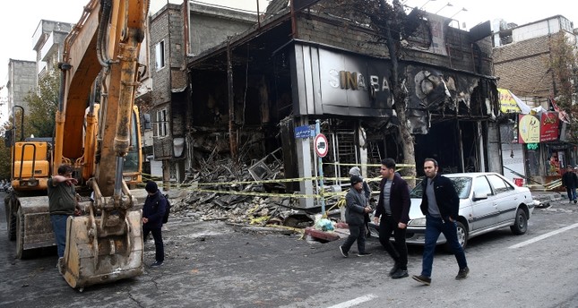 تم إحراق حوالي 100 مصرف منذ اندلاع الاحتجاجات في إيران رويترز