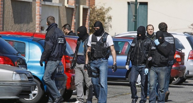 الشرطة الفرنسية في إحدى عمليات مكافحة الإرهاب من الأرشيف
