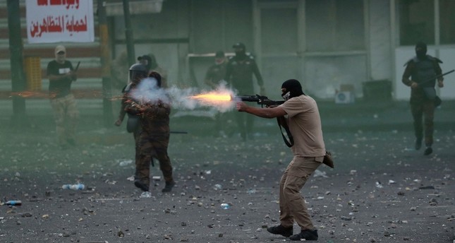 قوات أمن عراقية تطلق قنابل مسيلة للدموع لتفريق المتظاهرين وسط بغداد