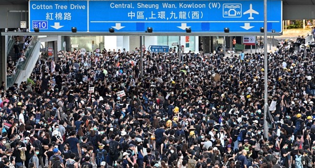 مظاهرات عارمة وصدامات في هونغ كونغ ومحتجون يحاولون اقتحام البرلمان