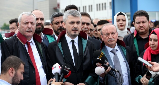 محامي الرئيس التركي يدلي بتصريح صحفي عقب انتهاء جلسة محاكمات الانقلابيين الأناضول