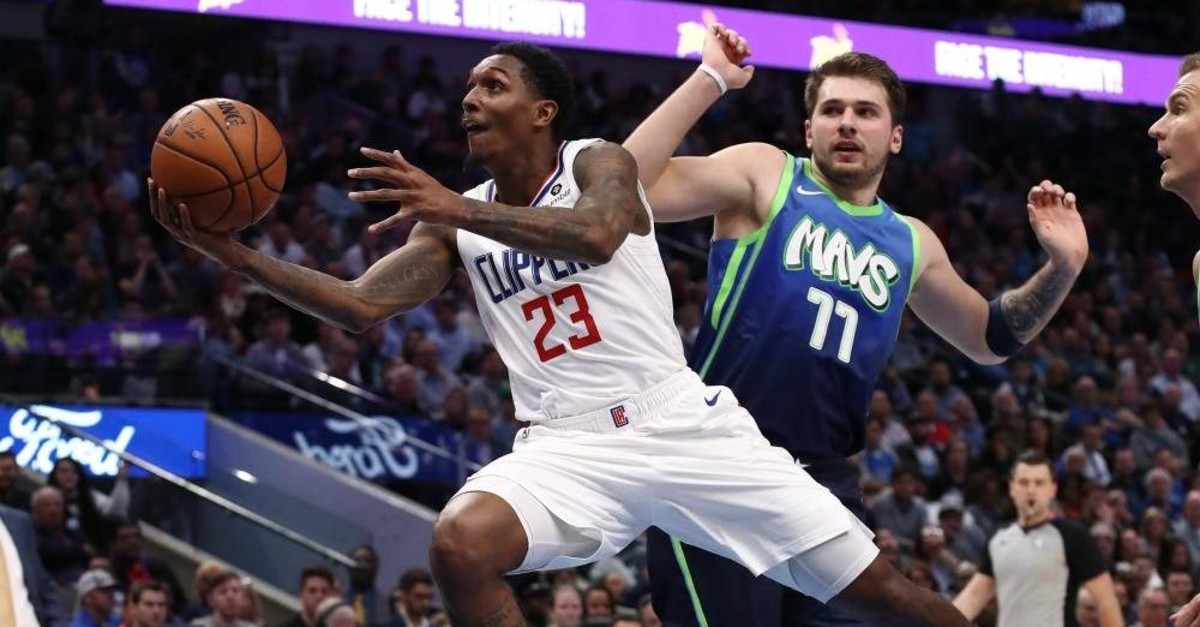 Lou Williams of the Los Angeles Clippers takes a shot against Luka Doncic of the Dallas Mavericks, Dallas, Texas, Nov. 26, 2019. (AFP Photo)