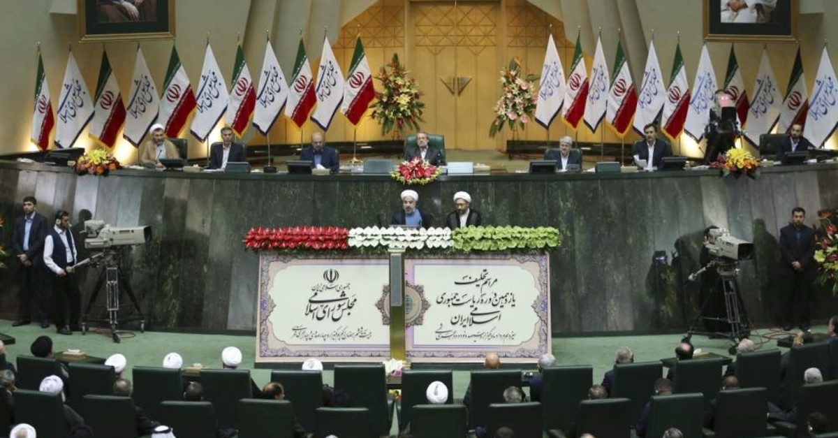 Iran's President Hassan Rouhani (L) swears-in as he stands next to judiciary chief Sadeq Larijani (R) at the parliament, Tehran, Aug. 4, 2013. (AP Photo)