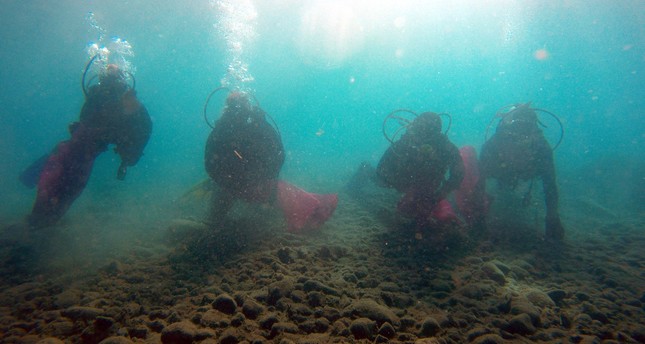 فريق المتطوعين أثناء العمل تحت الماء الأناضول