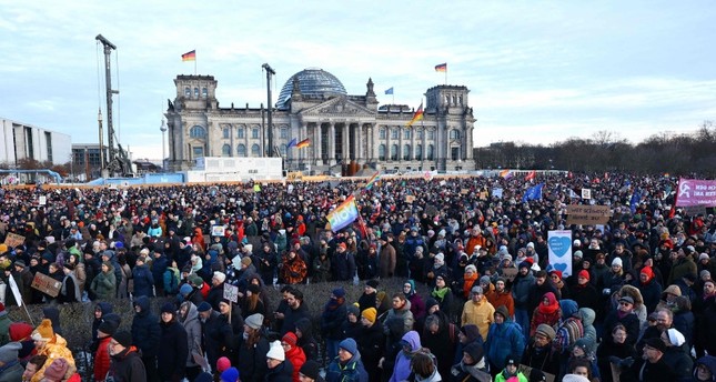 مظاهرة ضد العنصرية والسياسة اليمينية المتطرفة أمام مبنى الرايخستاغ في برلين، ألمانيا.21 يناير 2024 الفرنسية