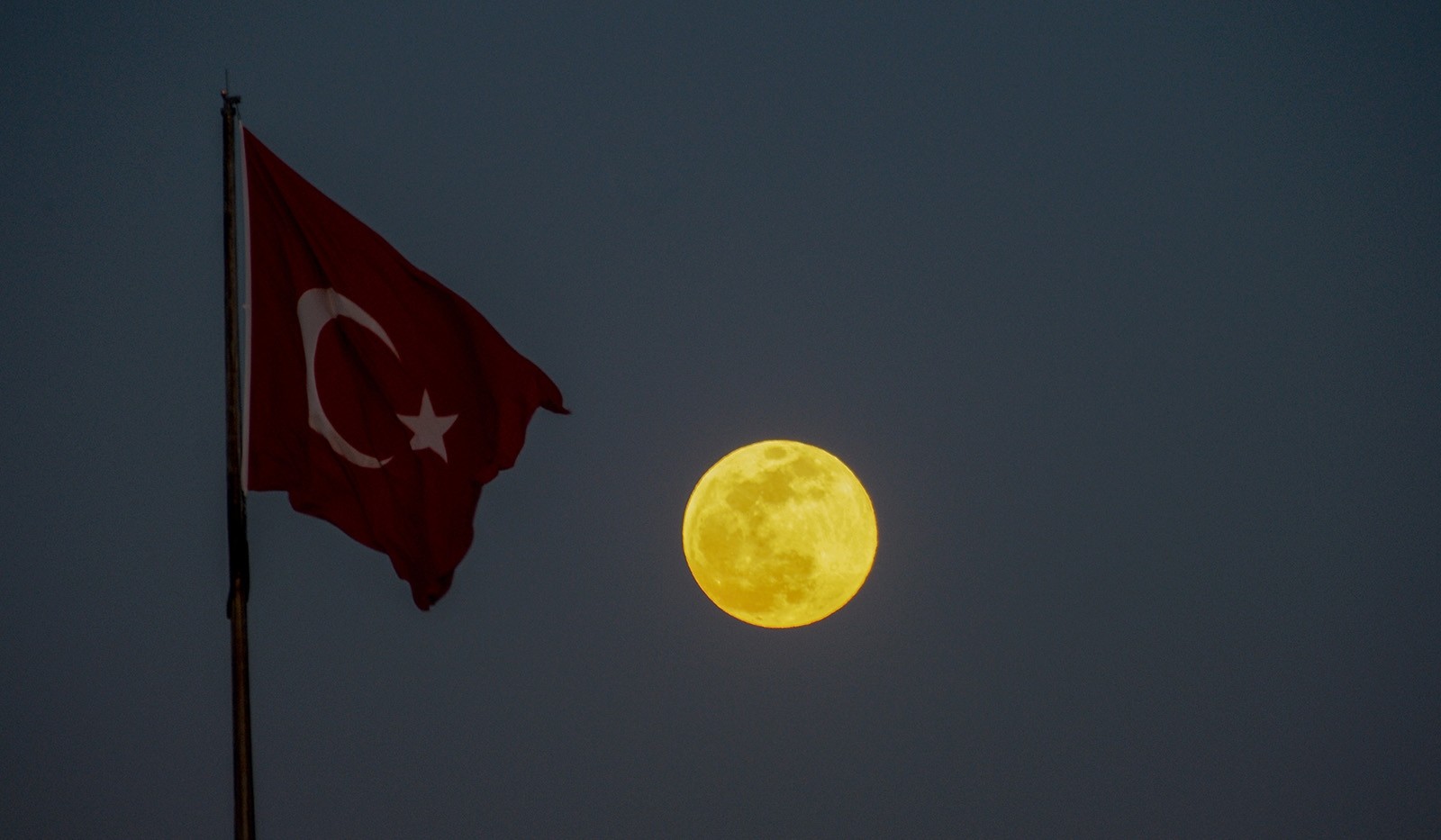 Суперлуна года: как это выглядело в Турции