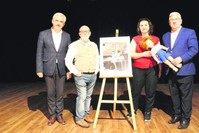 . (ERHAN u00d6ZTu00dcRK photo) Gu00fcnalan, second to left, met Yavuzkan, second to right, in Tekirdau011f 30 years after he took the photo 