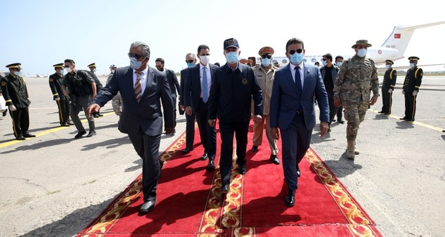 وزير الدفاع التركي ورئيس الأركان لدى وصولهما العاصمة الليبية الأناضول