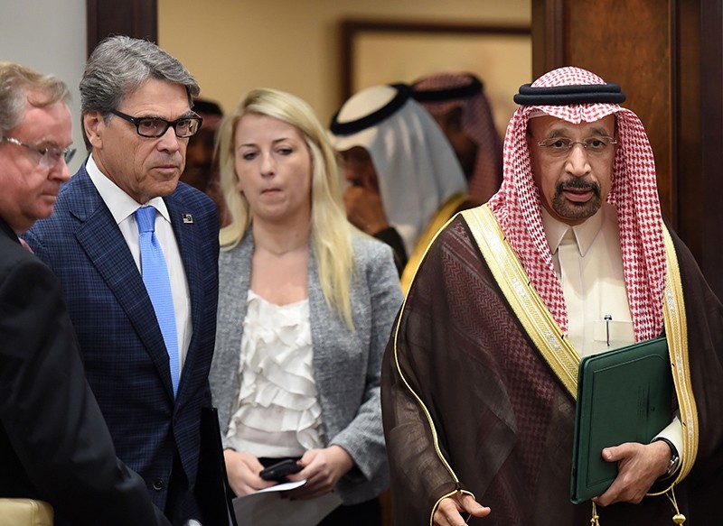 U.S. Energy Secretary Rick Perry (2-L) and Saudi Energy Minister Khaled al-Falih (R) arrive for a signing ceremony of a memorandum understanding on carbon management in Riyadh, Saudi Arabia, Dec. 4, 2017. (AFP Photo)