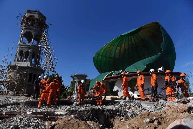Rescue workers search for victims in a mosque which was damaged in Sunday's earthquake in Tanjung, North Lombok, Indonesia August 7, 2018. (Antara Foto via Reuters)