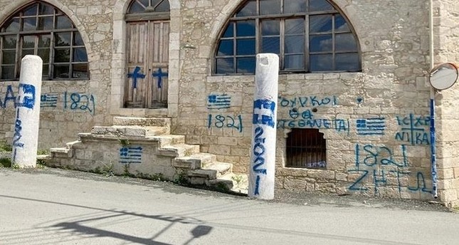 قبرص التركية تدين الاعتداء على مسجد بجارتها الرومية