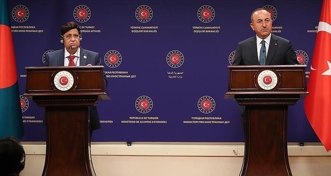 وزير الخارجية التركي مولود تشاوش أوغلو مع نظيره البنغالي عبد المؤمن وكالة الأناضول