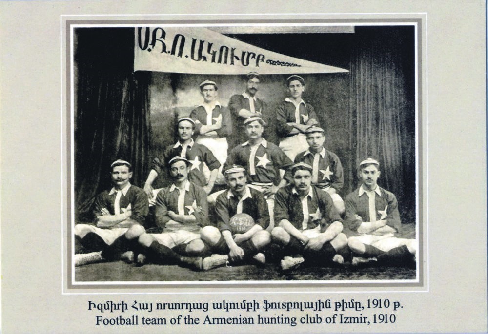 The football team of Armenian hunting club of u0130zmir in 1910.