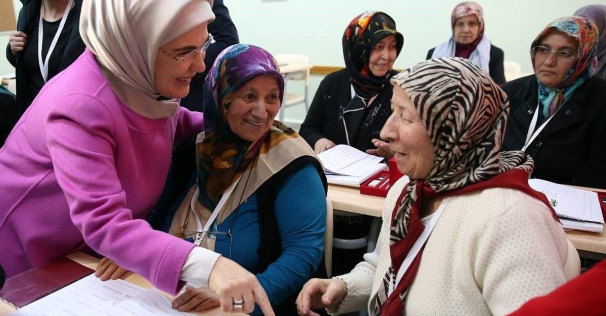 First lady Emine Erdo?an speaks to women attending a literacy class in Yenimahalle, Ankara in this undated photo. (AA Photo) 