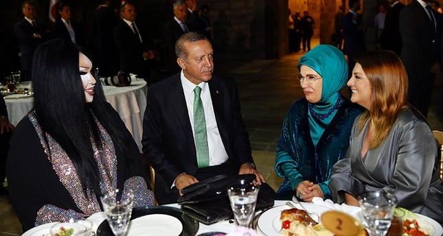 Von L - R Bülent Ersoy, Recep Tayyip Erdoğan, Emine Erdoğan und Sibel Can AA Foto