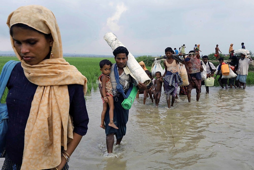 Rohingya refugees from Myanmar's Rakhine state arrive near the Khanchon border crossing near the Bangaldeshi town of Teknaf on Septebmer 5, 2017. (AFP Photo)