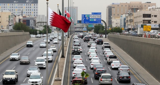 العلم القطري في شوارع الرياض رويترز