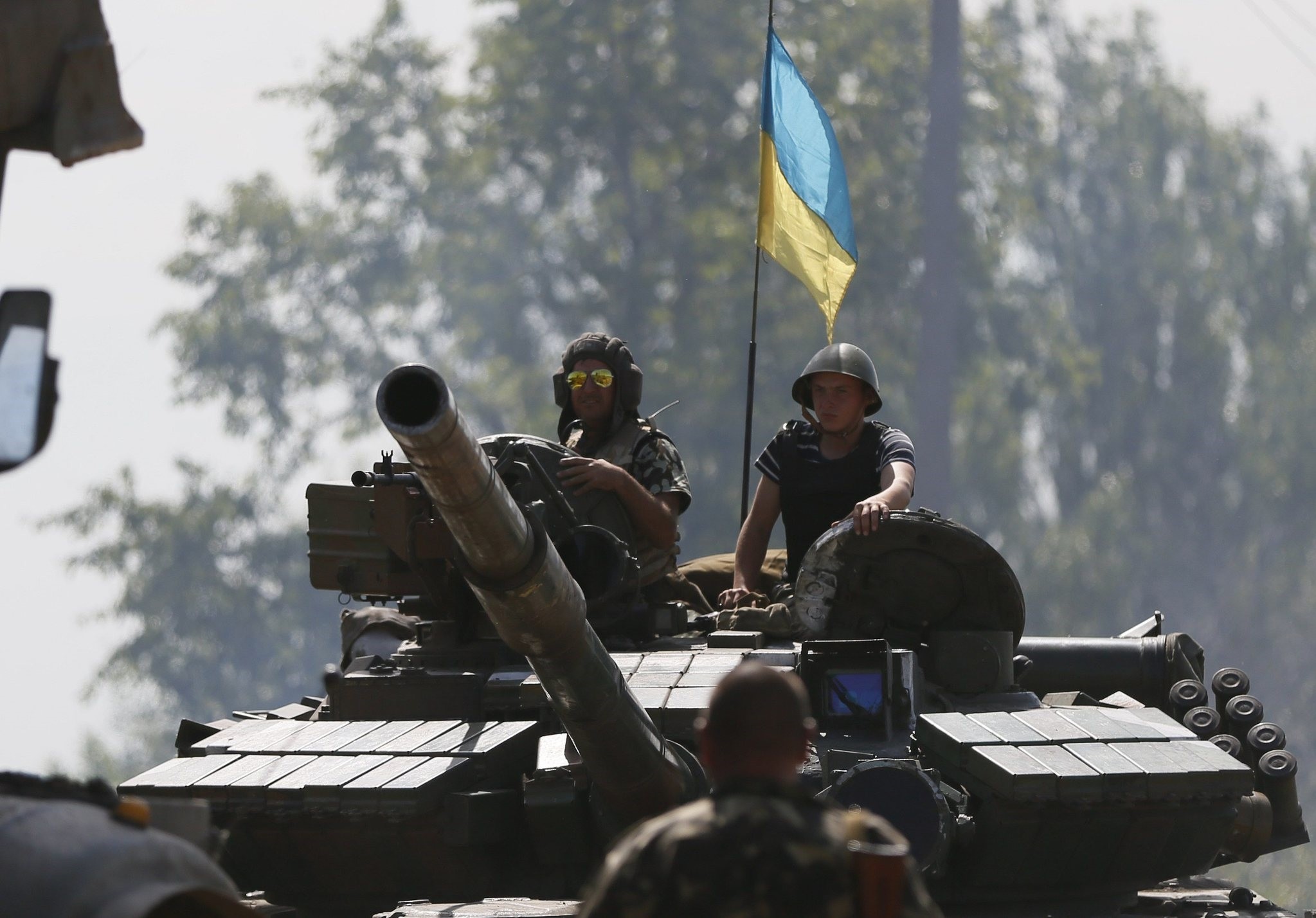 Ukrainian soldiers look out from a tank at a position some 60 km from the eastern Ukrainian city of Donetsk, July 10, 2014. (REUTERS Photo)