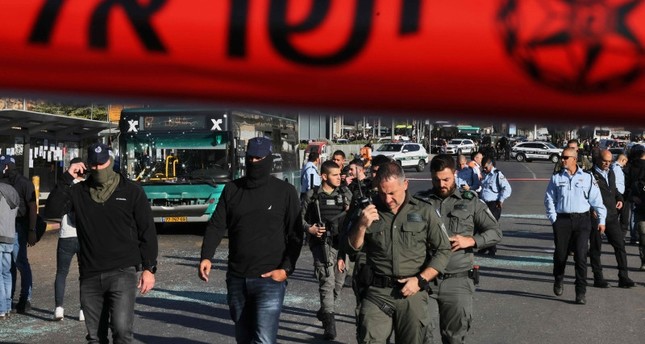 عناصر شرطة إسرائيلية في مكان اعتداء على حافلة في القدس أمس الفرنسية