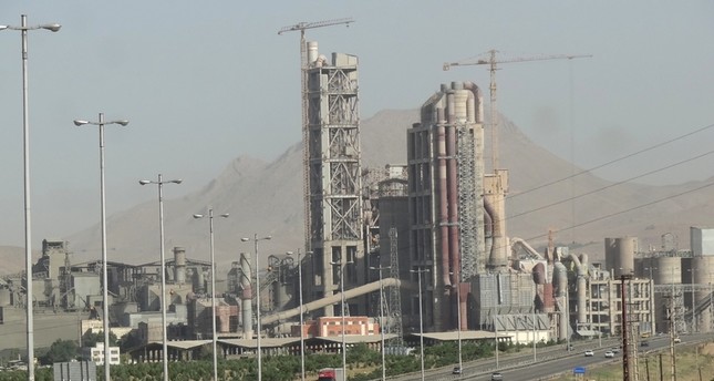 إيران توقع عقدا مع الصين بثلاثة مليارات دولار لتحديث منشآت تكرير النفط