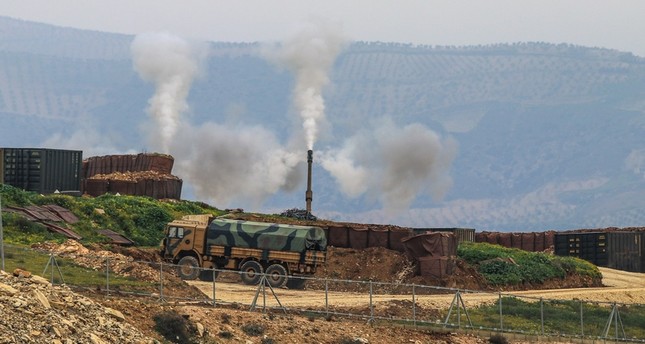 الجيش التركي مستهدفاً مواقع إرهابيي ب كا كا في منطقة عفرين الأناضول