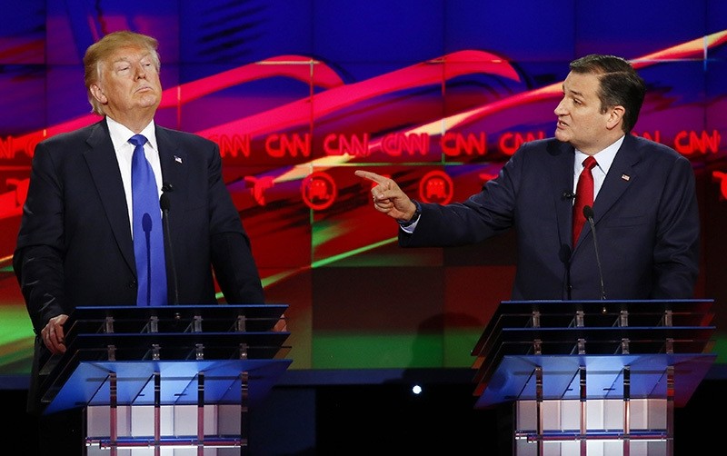 Ted Cruz challenges rival Donald Trump (L) about releasing his tax returns during the debate sponsored by CNN for the 2016 Republican U.S. presidential candidates in Houston, Texas, Feb. 25, 2016. (Reuters Photo)