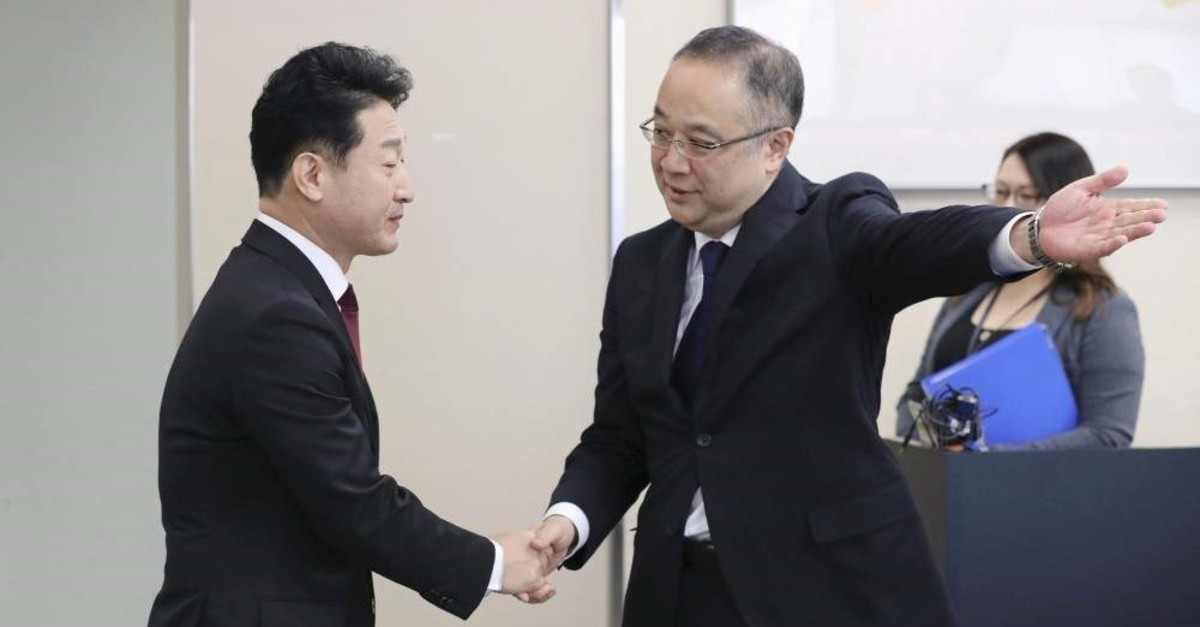 Japan's Trade Control Department Director-General Yoichi Iida (R) shakes hands with South Korea's director-general for international trade policy, Lee Ho-hyeon, at the start of their senior-level talks in Tokyo, Japan, Dec. 16, 2019. (Reuters Photo)