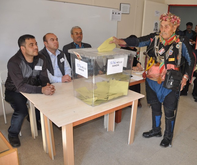 Manche Wähler gingen mit ihren Trachten zu den Wahlurnen IHA Foto