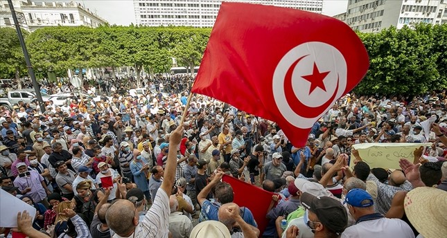 تونس.. المئات يطالبون بإنهاء تدابير الرئيس الاستثنائية