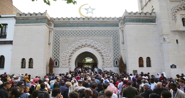 السلطات الفرنسية تغلق تسعة مساجد في البلاد