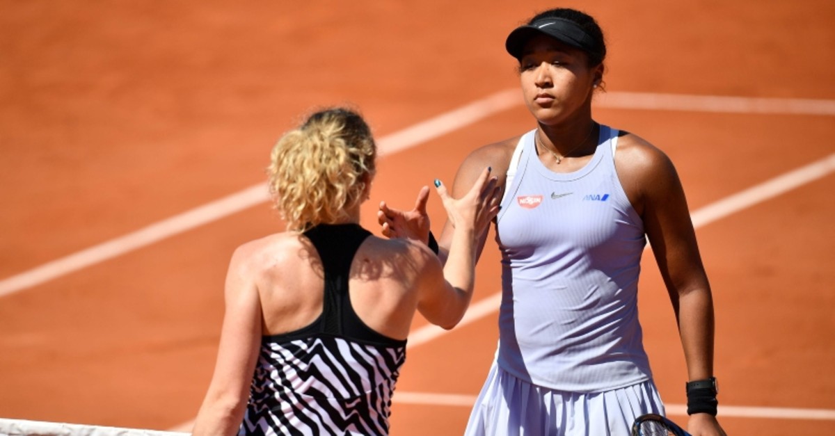 Czech Republic's Katerina Siniakova (L) shakes hands with Japan's Naomi Osaka after winning their women's singles third round match on day seven of The Roland Garros 2019 French Open tennis tournament in Paris on June 1, 2019. (AFP Photo)