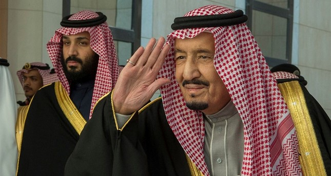 العاهل السعودي يستقبل الوفد التركي من الجمعية البرلمانية لحلف