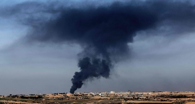 الدخان يتصاعد من فوق غزة. 18/01/2024 الفرنسية