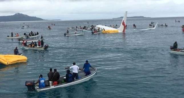 فرق الإنقاذ أثناء إخلائها جميع الركاب من الطائرة الغارقة بالبحيرة بولاية تشوك في ميكرونيزيا سبتمبر 2018  رويترز