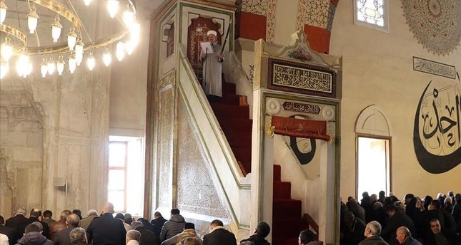 إلقاء الخطبة مع السيف بأحد مساجد أدرنة الأناضول