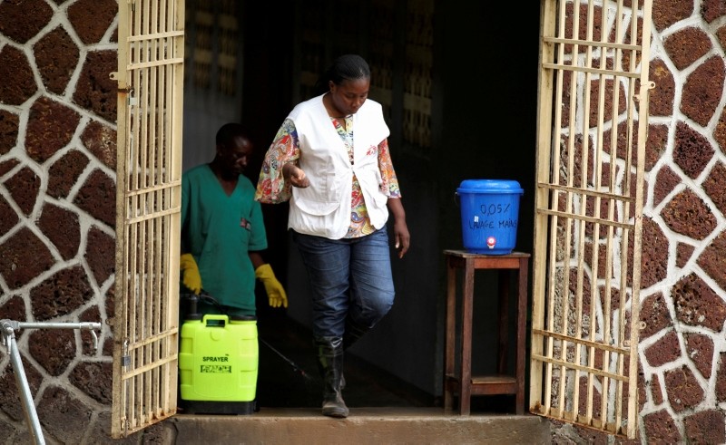 A Medecins Sans Frontieres (MSF) worker walks from an isolation facility, prepared to receive suspected Ebola cases, at the Mbandaka General Hospital, in Mbandaka, Democratic Republic of Congo May 20, 2018. (REUTERS Photo)