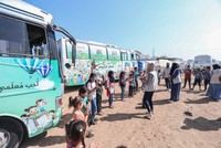 مدارس متنقلة.. حافلات تنشر العلم والبسمة بين متضرري الزلزال شمالي سوريا