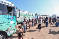 مدارس متنقلة.. حافلات تنشر العلم والبسمة بين متضرري الزلزال شمالي سوريا