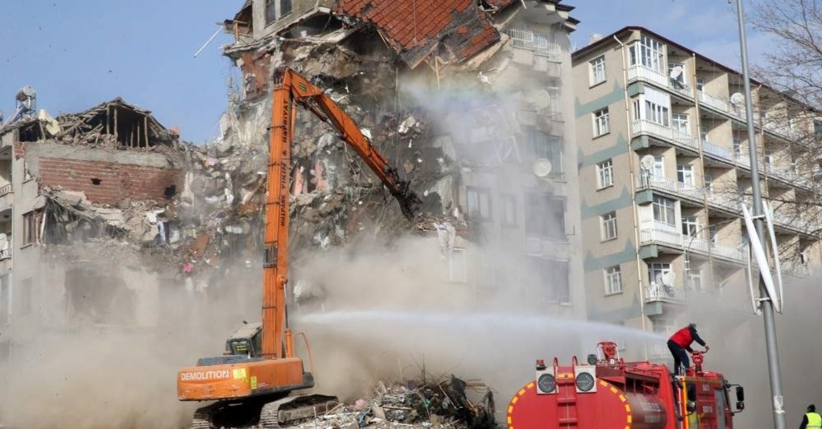 A six-story building damaged in the earthquake being demolished, Elaz??, Jan. 28, 2020. (AA Photo)